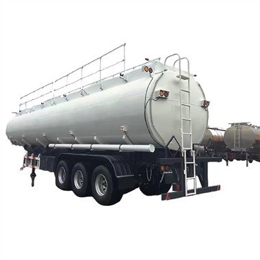 Polpriklopnik s cisterno za vodo